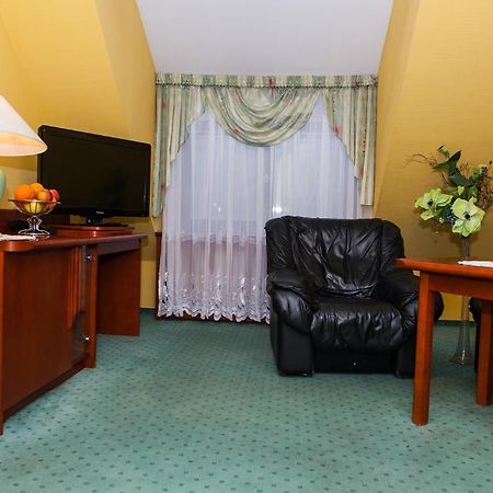 Hotel Rebajlo 皮拉 外观 照片