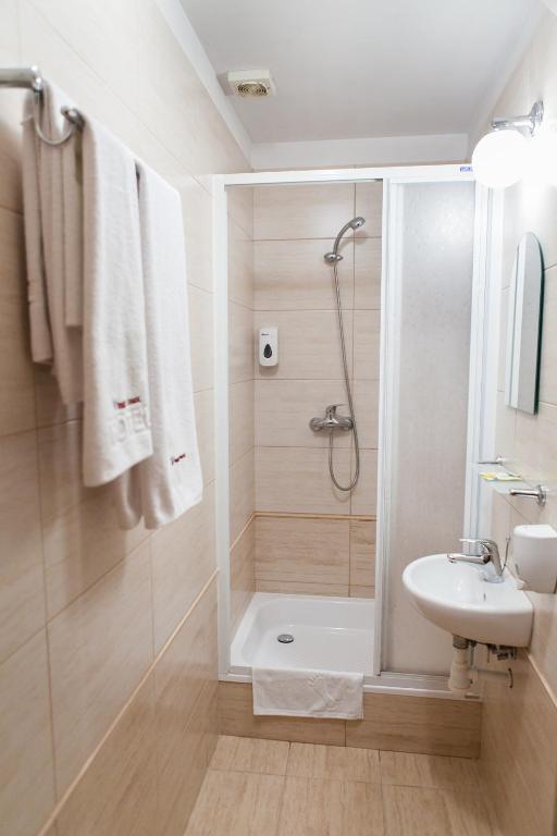 Hotel Rebajlo 皮拉 外观 照片
